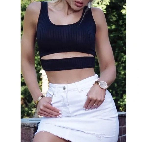 Black Sleeveless Cutout Crop Top - Picture 11 of 12